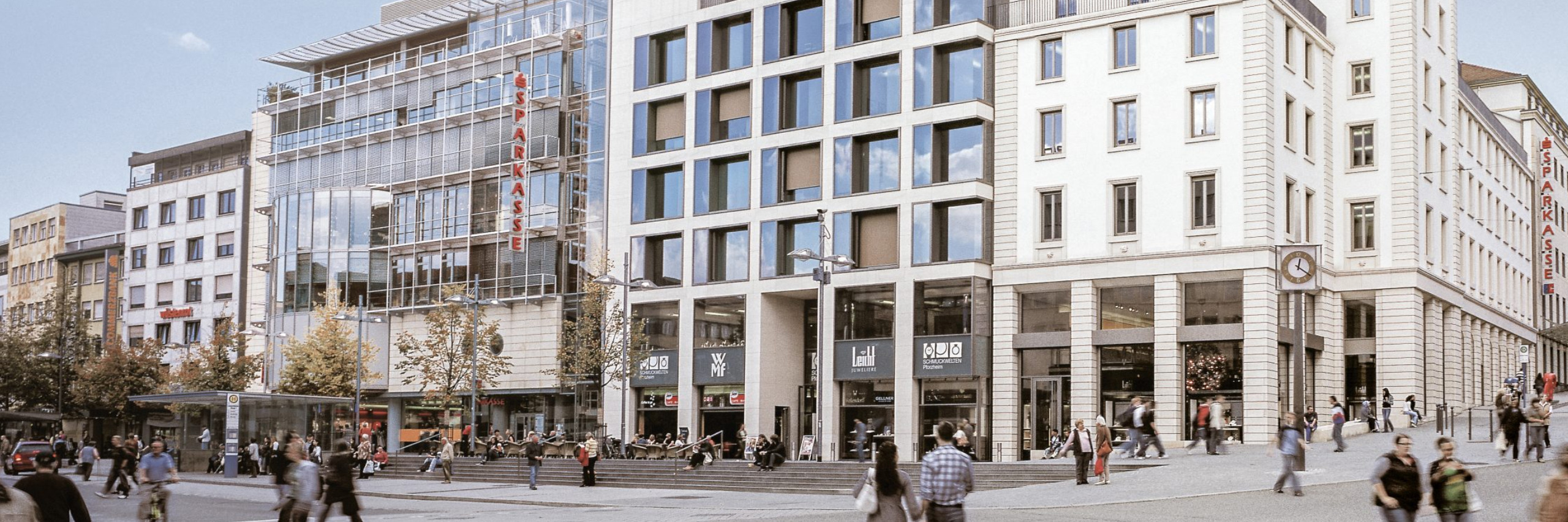 Blick auf den Leopoldsplatz in Pforzheim mit Sparkassengebäude