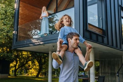 Familie vor Ihrem Haus