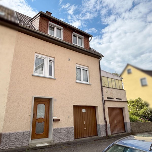 Doppelhaushälfte in Mühlacker-Enzberg (S/8705): Kleines Wohnhaus mit Garten und zwei Garagen!